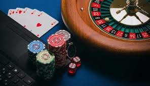 mahoni live blackjack table with professional dealer